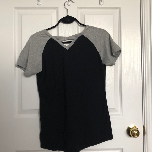 Black and grey t shirt size xs with front pocket - Picture 2 of 4